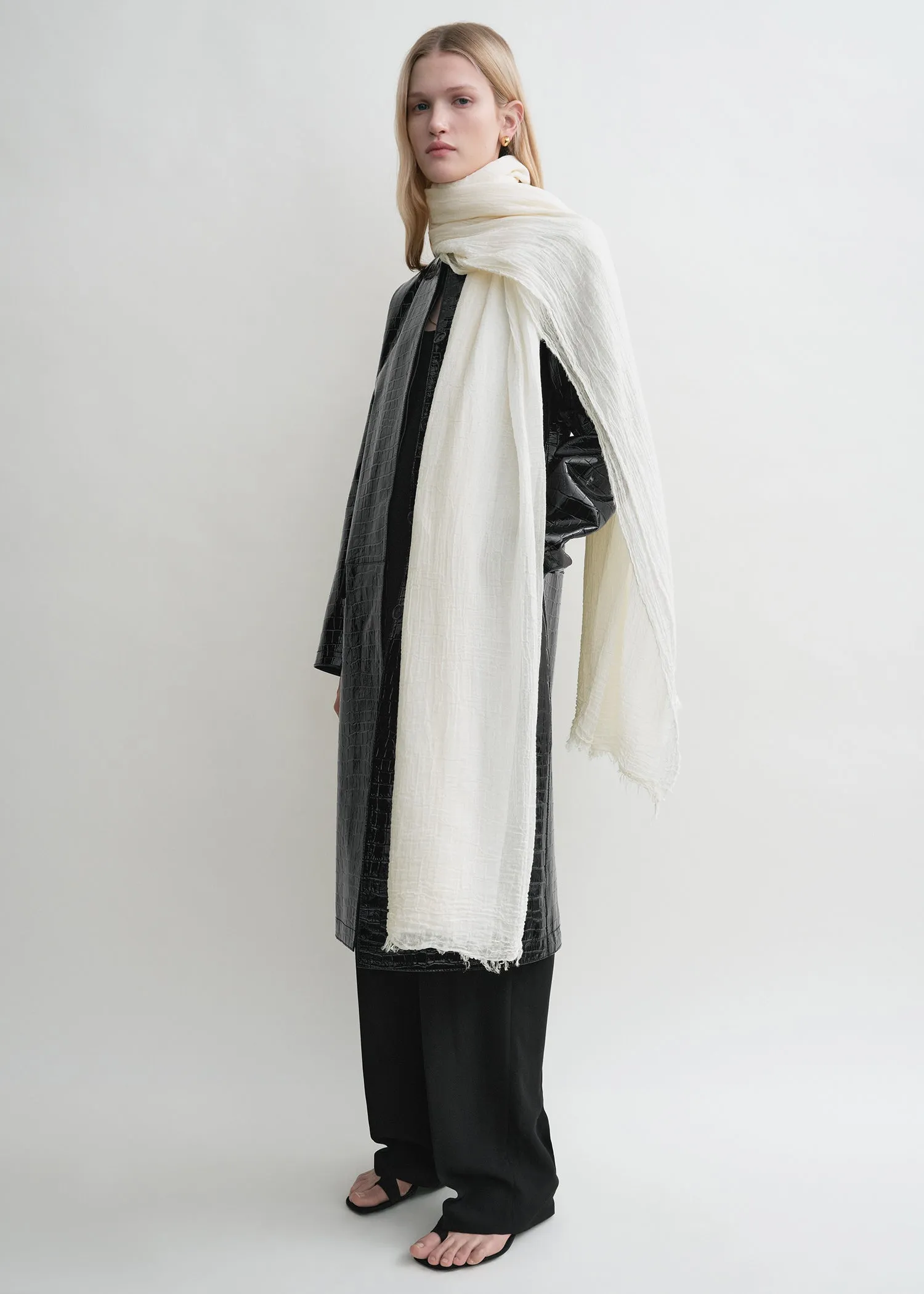 Crinkled scarf ecru